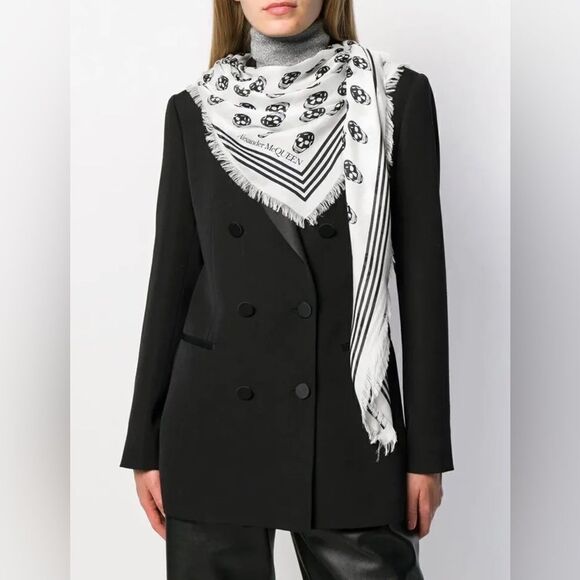 Alexander McQueen scarf in fabric with Skull print - Picture 5 of 15